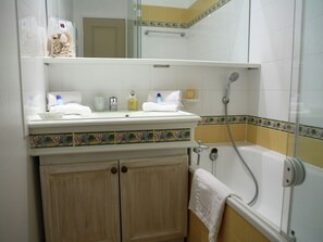 Apartment | Bathroom | Bathtub, towels - Cozy Studio in the Beautiful Fortified Town Grimaud (Grimaud)