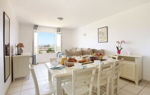 Living room - Spacious Apt Near the Beach (Fréjus)