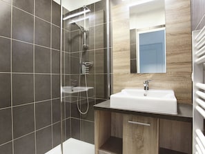 Apartment | Bathroom - Spacious Apt Near the Beach (Fréjus)