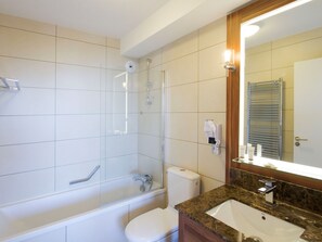 Apartment | Bathroom - Alpine Suite on the Slopes (Bourg-Saint-Maurice)