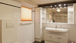 Apartment | Bathroom | Shower - Quaint Apartment in Rerik With Garden (Rerik)