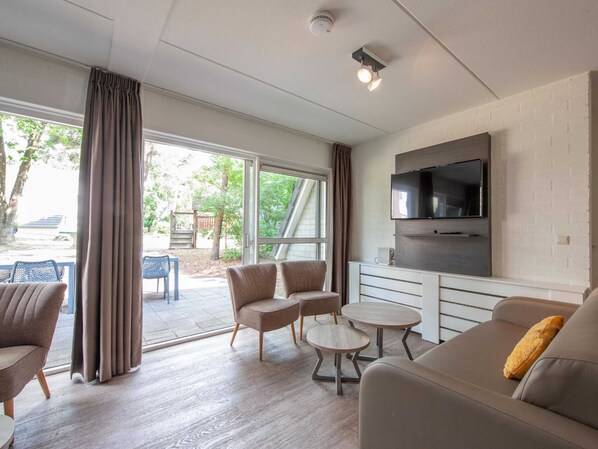 Villa | Living room | TV - Detached Villa with 4 Bathrooms near Vrachelse Heide (Oosterhout)