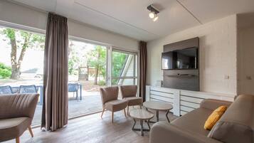 Villa | Woonkamer | Een televisie