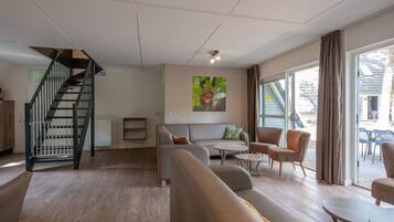 Villa | Woonkamer | Een televisie