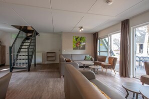 Villa | Living room | TV - Detached Villa with 4 Bathrooms near Vrachelse Heide (Oosterhout)