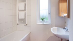 House | Bathroom - Beautiful Holiday Home in Drees With Terrace and Garden (Drees)