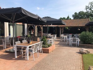 Villa | Outdoor dining - Villa in Arcen With Shower and Sauna (Arcen)