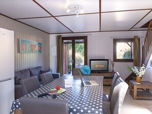 Living room - Holiday Home With a Barbecue on the Languedoc Coast (Portiragnes)