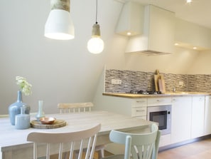 Bungalow | Yksityinen keittiö | Jääkaappi, pakastin