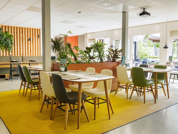 Bungalow | Dining - Forest-edge Family Bungalow (Hoenderloo)
