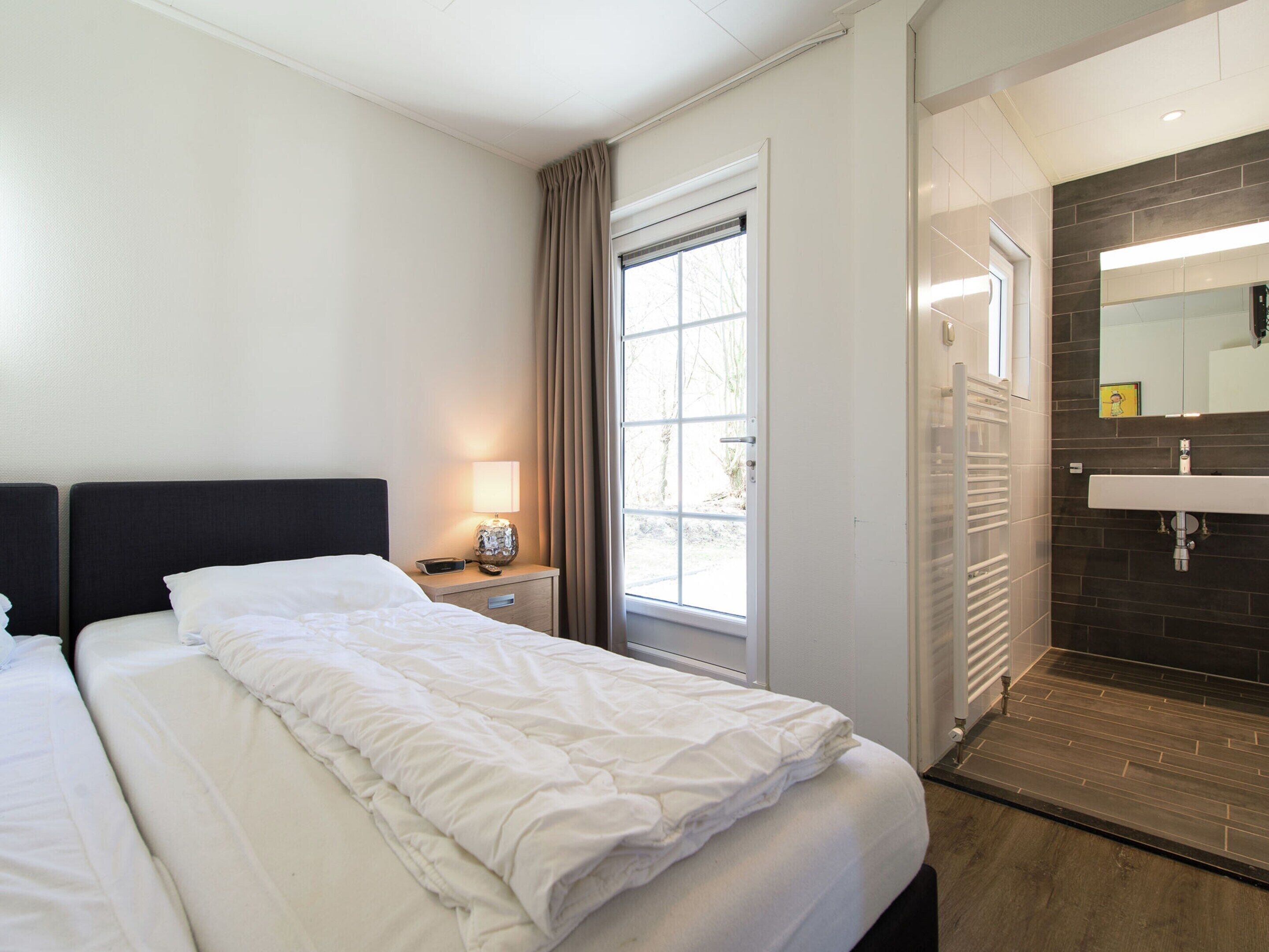 2 عدّة غرف نوم وطراز فريد لكل وحدة وملاءات أسرّة