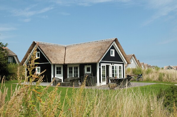 Exterior - Thatched Holiday Home With two Bathrooms Near the Sea (Hollum)