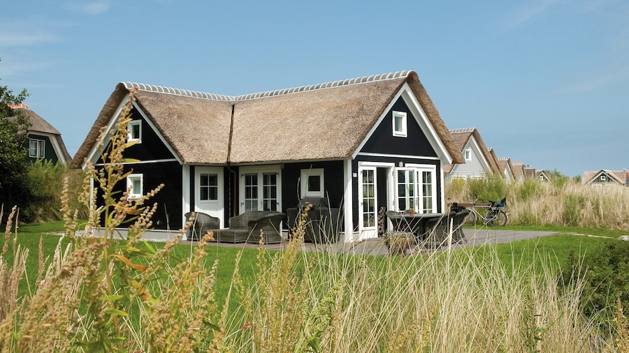 Thatched Holiday Home With two Bathrooms Near the Sea