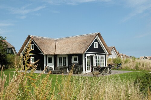 Thatched Holiday Home With two Bathrooms Near the Sea