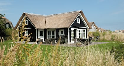 Thatched Holiday Home With two Bathrooms Near the Sea