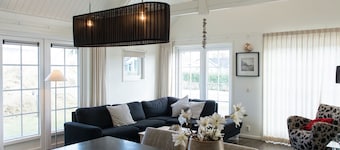 Thatched Holiday Home With two Bathrooms Near the Sea