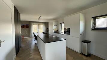 House | Private kitchen | Microwave, dishwasher, coffee/tea maker, high chair