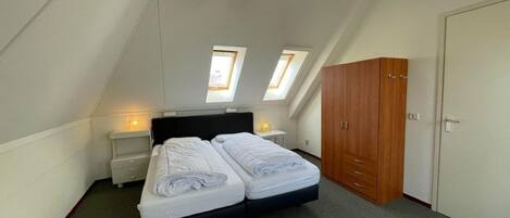 2 عدّة غرف نوم وطراز فريد لكل وحدة وملاءات أسرّة