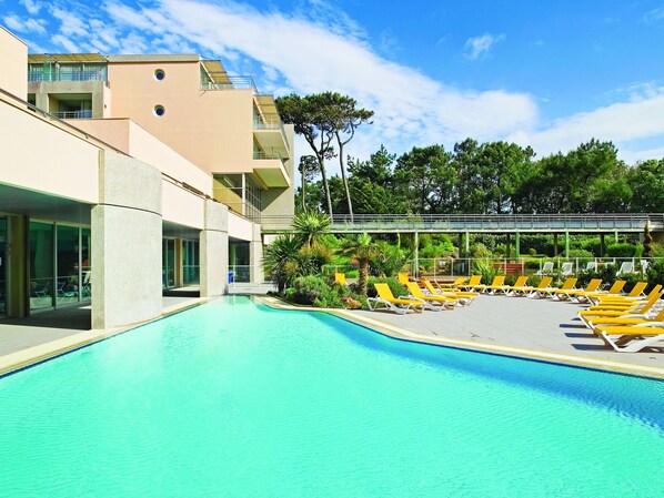 Outdoor pool - Luxury Apartment With Dishwasher, 150 Meters From the Beach (Talmont-Saint-Hilaire)