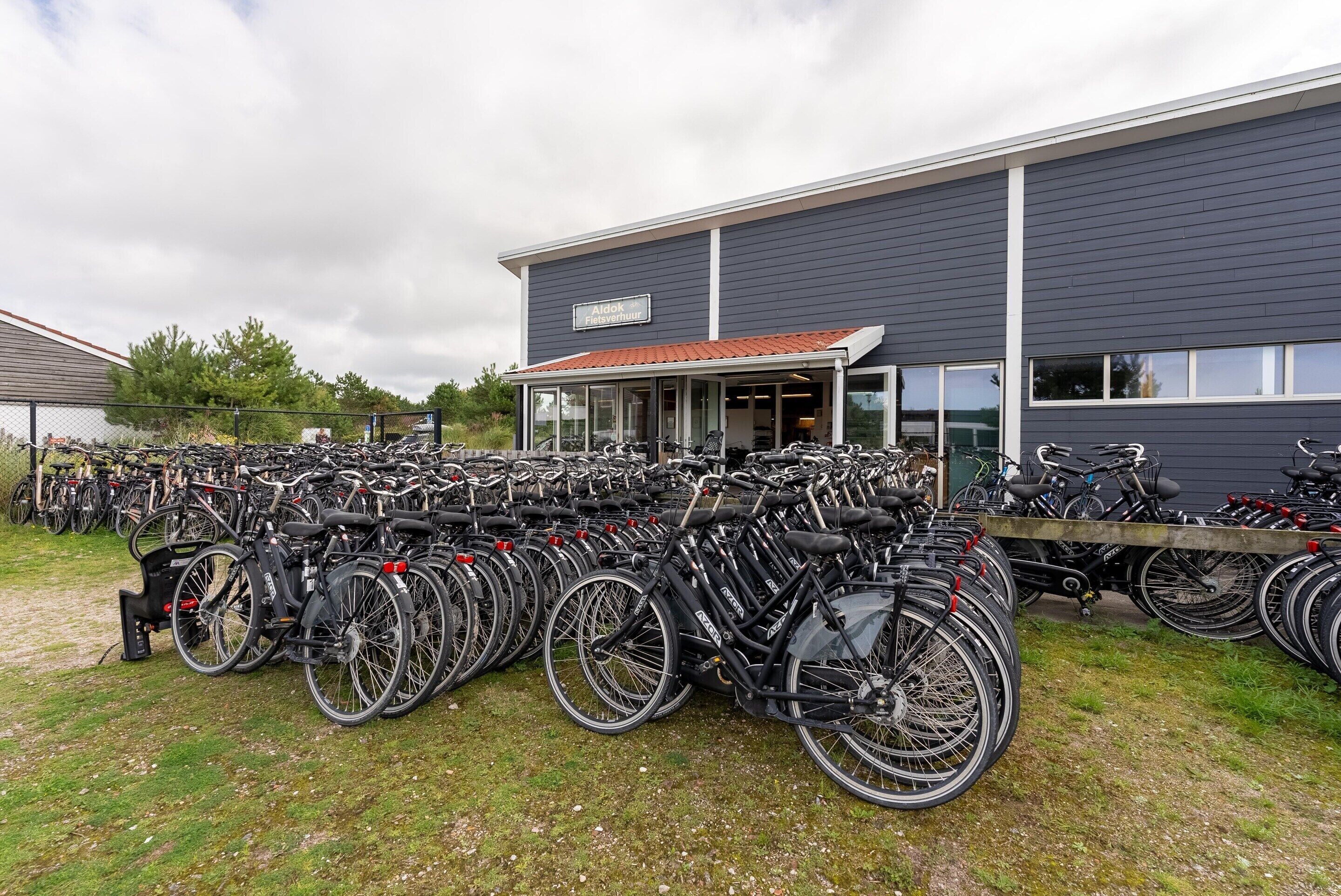 A large building with a sign reading "Aldock Fahrradverleih".