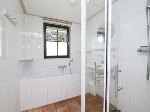 House | Bathroom | Bathtub - Cozy Holiday Home with Dishwasher near Meppel (IJhorst)