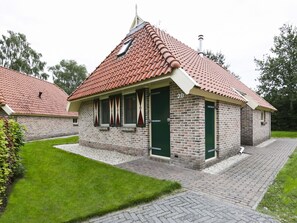 Exterior - Cozy Holiday Home with Dishwasher near Meppel (IJhorst)