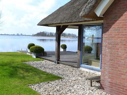 Stylish Thatched Villa with 2 Bathrooms near Giethoorn