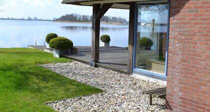 Stylish Thatched Villa with 2 Bathrooms near Giethoorn