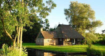 Stylish Thatched Villa with 2 Bathrooms near Giethoorn