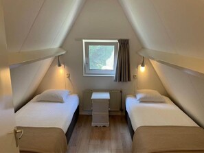 3 habitaciones, muebles diferentes y ropa de cama