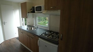 Fridge, microwave, high chair - Furnished Chalet with a Terrace near Veluwe (Voorthuizen)