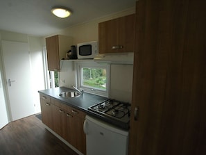 Fridge, microwave, high chair - Furnished Chalet with a Terrace near Veluwe (Voorthuizen)