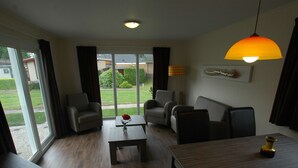 Chalet | Living room - Furnished Chalet with a Terrace near Veluwe (Voorthuizen)