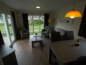 Living room - Furnished Chalet with a Terrace near Veluwe (Voorthuizen)