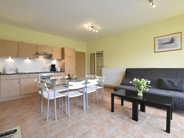 A compact living space with a kitchenette, dining area, and seating area. - Tolles Ferienhaus fur bis zu 15 Personen, Zierow (Zierow)