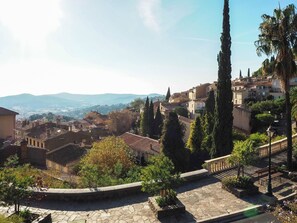 Property grounds - Holiday Home in Bormes-les-mimosas Near Sea (Bormes-Les-Mimosas)