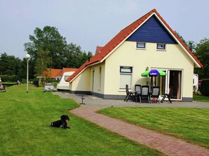 Exterior - Chalet in Bergumermeer by the Canal (Sumar)