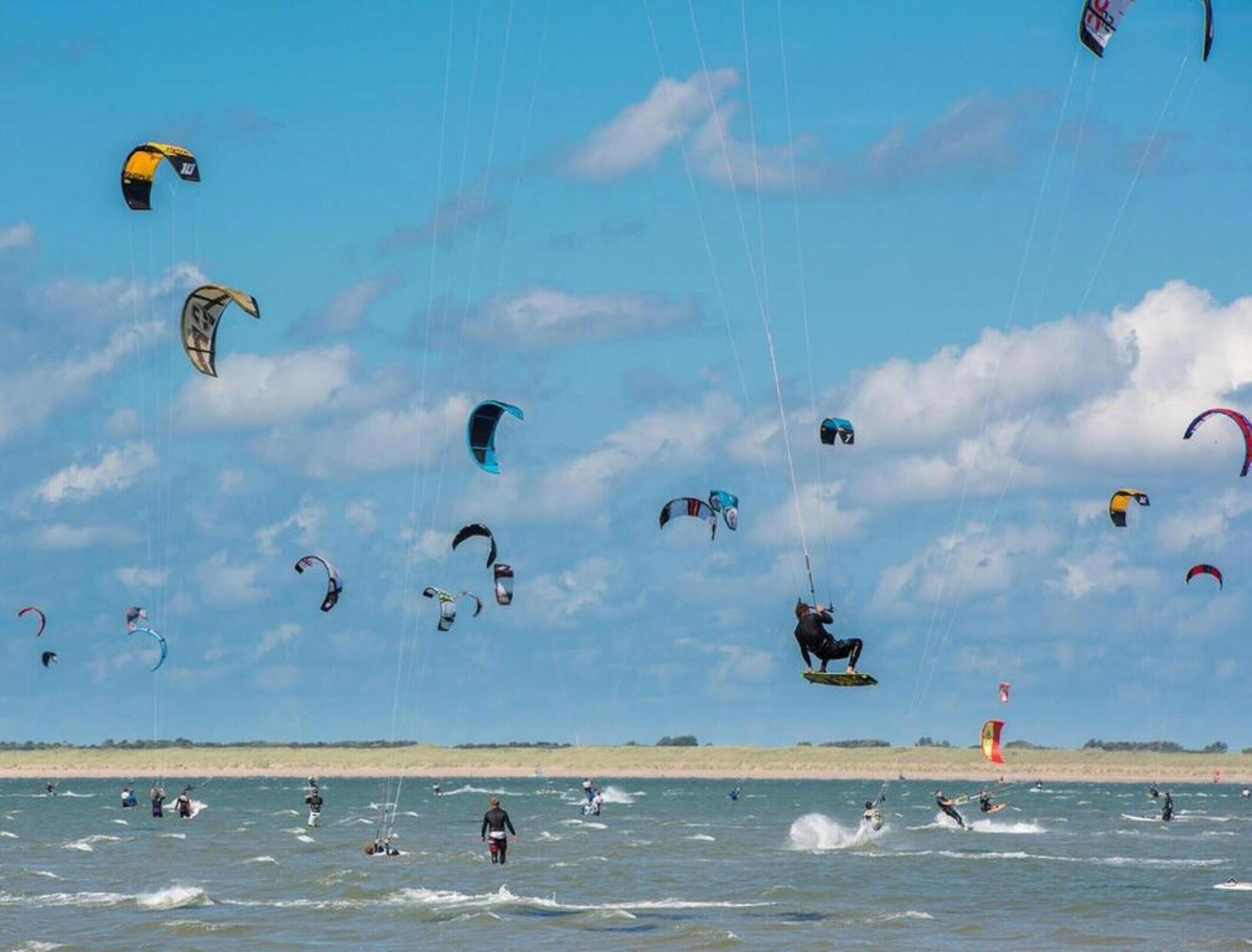 Une plage où l’on peut pratiquer de nombreuses activités, comme la planche à voile et le kitesurf.