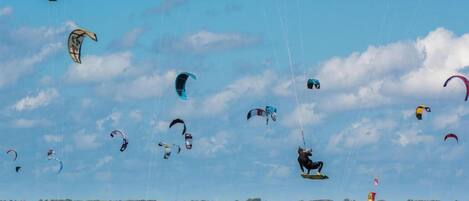 Une plage où l’on peut pratiquer de nombreuses activités, comme la planche à voile et le kitesurf.