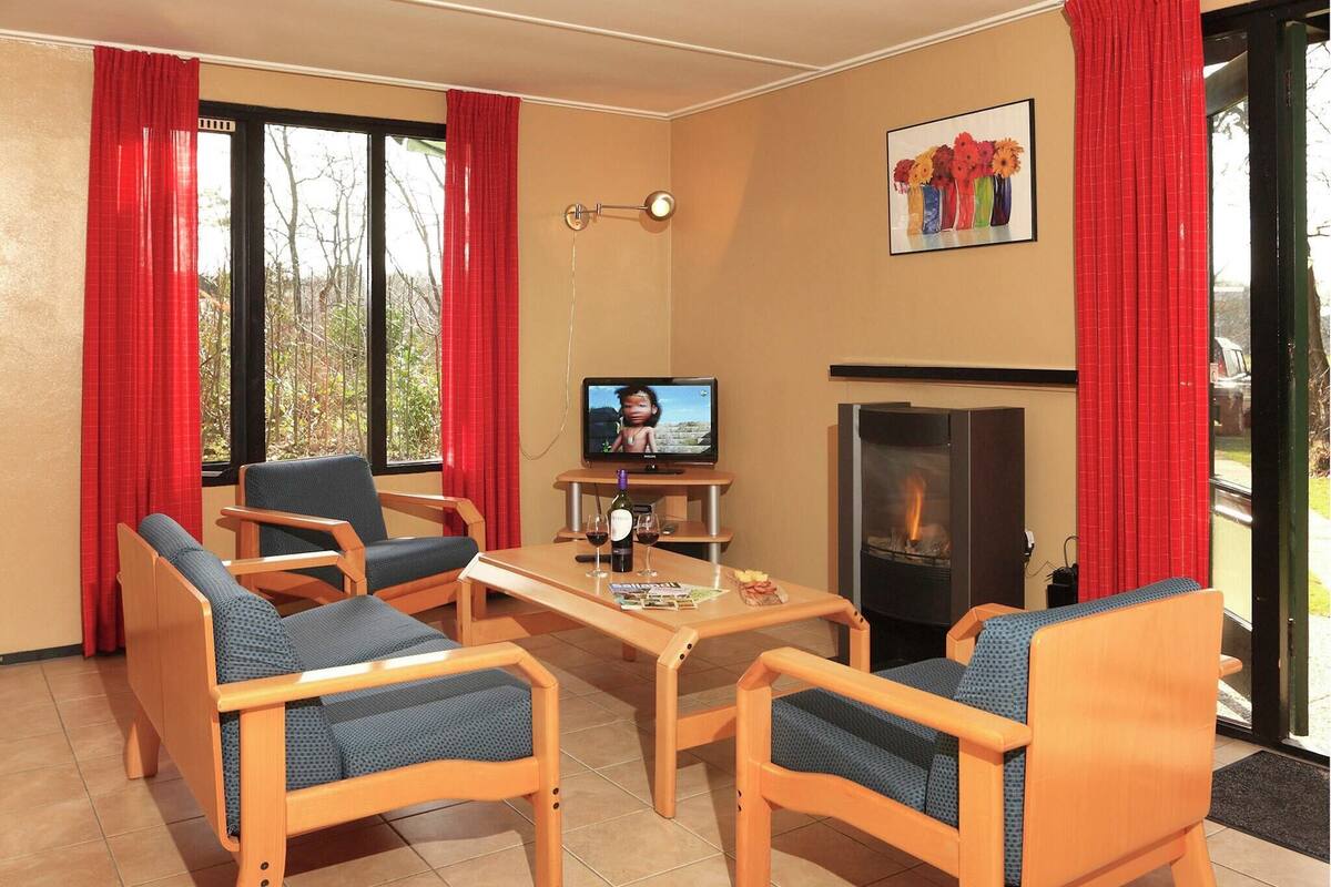 Bungalow | Woonkamer | Een open haard en een dvd-speler