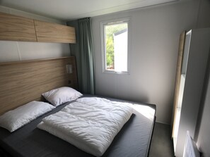 Chalet | 3 bedrooms, individually furnished, bed sheets - Chalet in Groningen With Spacious Veranda (Sumar)