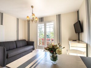 Apartment | Living room - Colorful Apartment in Basque Style in a Green Environment (La Bastide-Clairence)