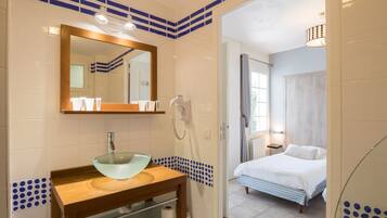 Apartment | Bathroom | Combined shower/bathtub, towels