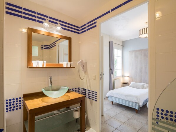 Apartment | Bathroom | Combined shower/tub, towels - Colorful Apartment in Basque Style in a Green Environment (La Bastide-Clairence)