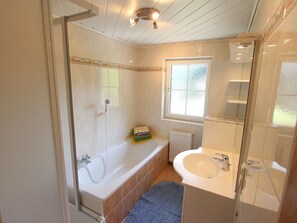 House | Bathroom | Shower - Cozy Holiday Home in Taxenbach With Terrace (Taxenbach)