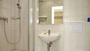 Bathroom - Peaceful Apartment in Kühlungsborn With Garden (Kuehlungsborn)