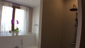 House | Bathroom | Shower - Deluxe Cottage in Gaujan With Swimming Pool (Gaujan)