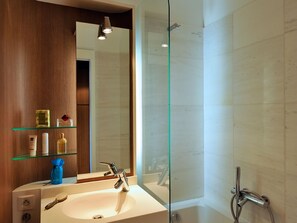 Apartment | Badezimmer | Duschwanne, Handtücher