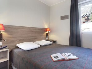 Chalet | Room amenity - Chalet in Praroustan With Stunning Mountain Views (Uvernet-Fours)