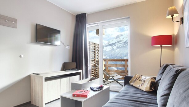 Chalet | Living room - Chalet in Praroustan With Stunning Mountain Views (Uvernet-Fours)